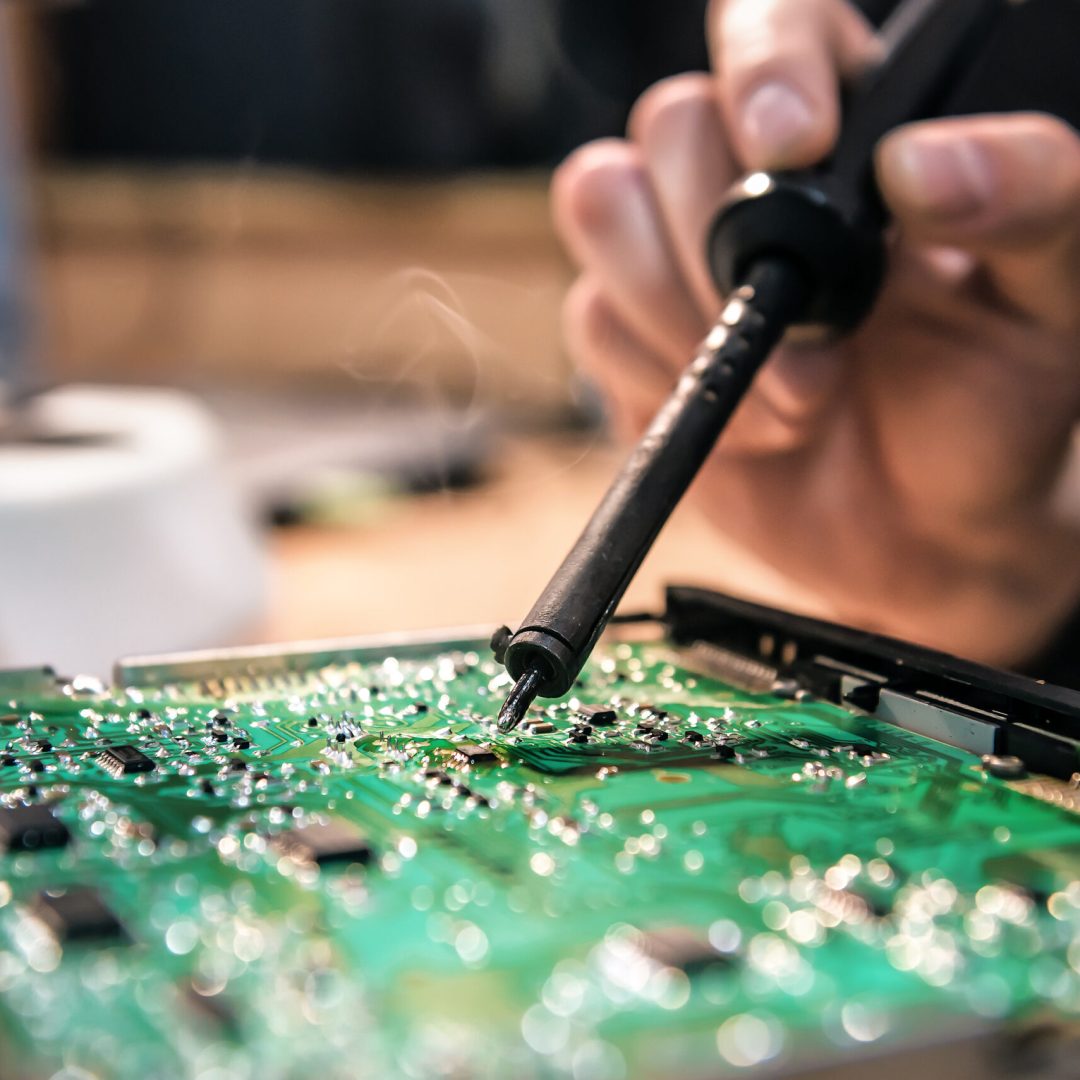 Repair of electronic devices, tin soldering parts conserto de aparelho eletronicom