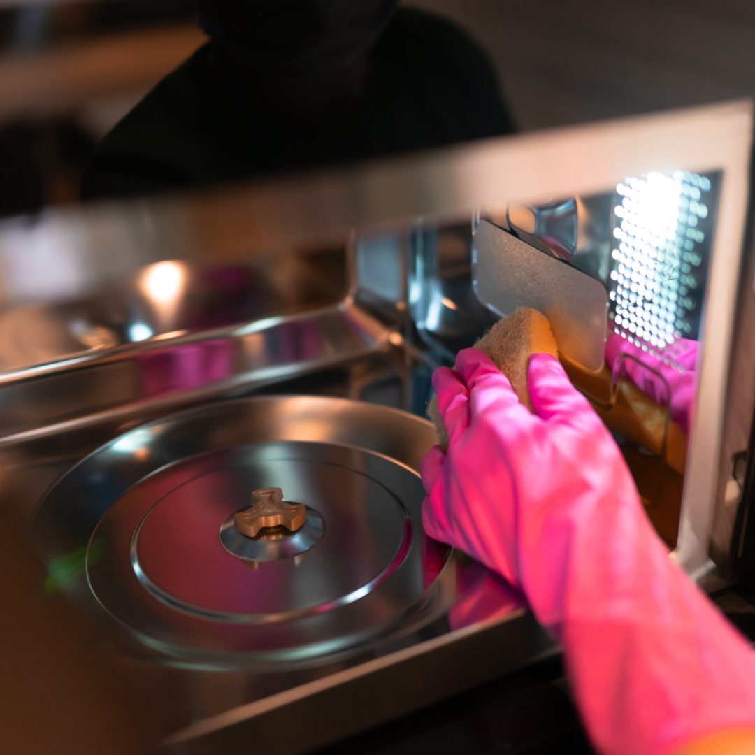 Hand in glove wipes the microwave inside conserto de microondas, conserto de air fryer e conserto de eletrodomesticos